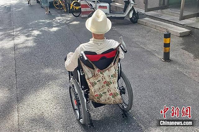 这届中国年轻人盯上电动轮椅：不戴头盔，不上牌不违规（组图） - 1