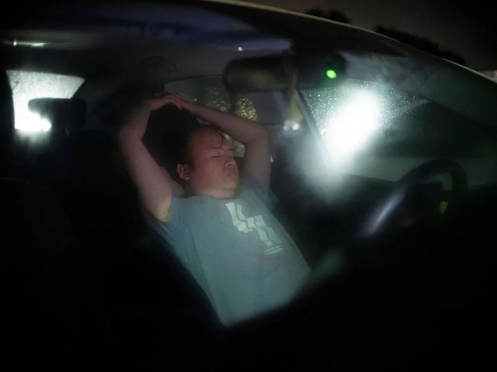 “卷不动了”的网约车司机：有人连着5天睡车里，有人12小时挣150块（组图） - 14