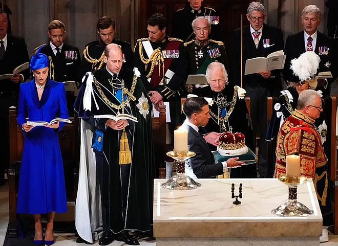 英国王室三名帅哥侍从在国王加冕庆典上走红，粉丝直呼：让人分心（组图） - 3