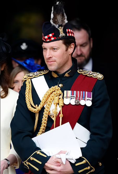 英国王室三名帅哥侍从在国王加冕庆典上走红，粉丝直呼：让人分心（组图） - 1