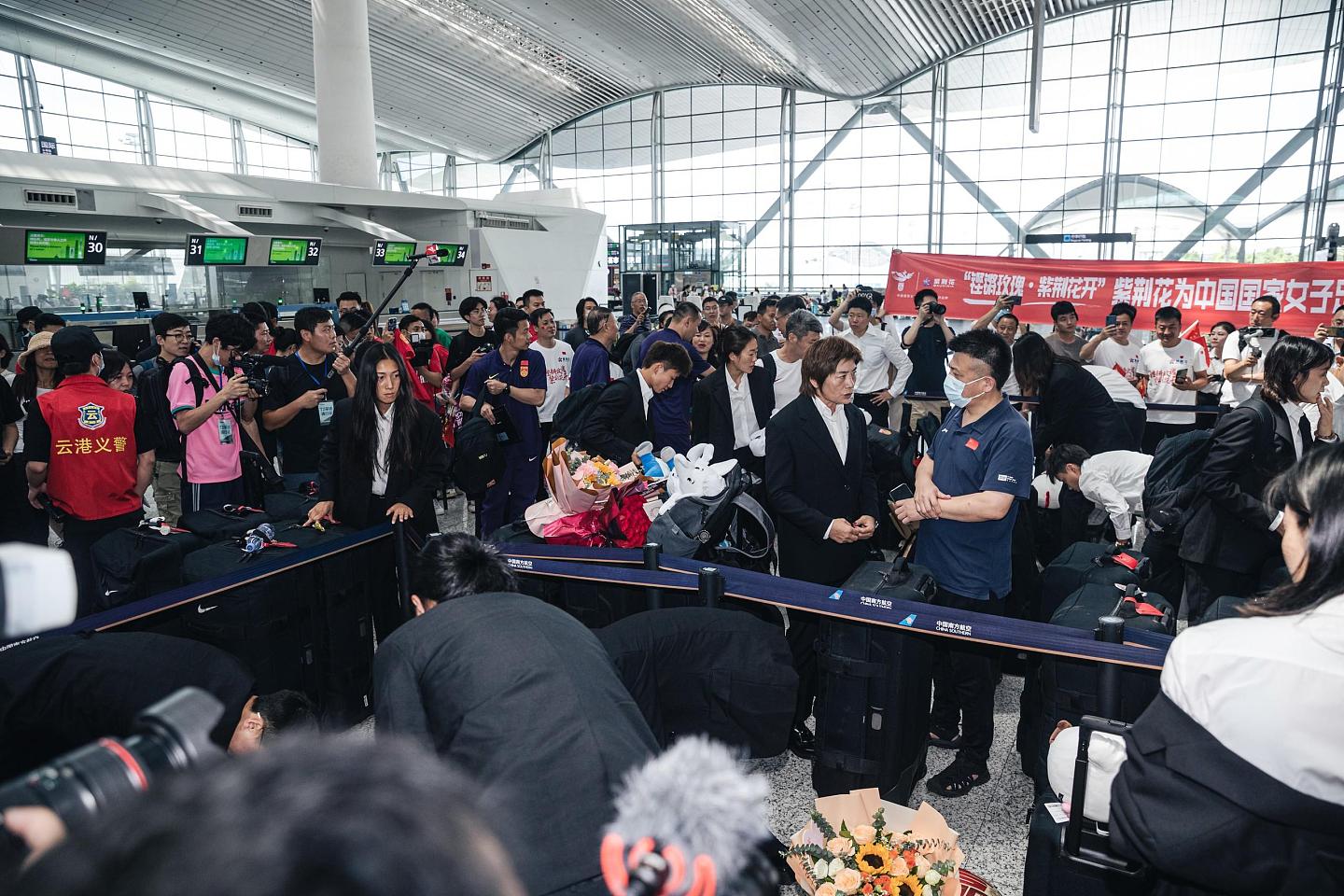 中国女足飞抵澳洲备战世界杯，华人及留学生在机场迎接（组图） - 9
