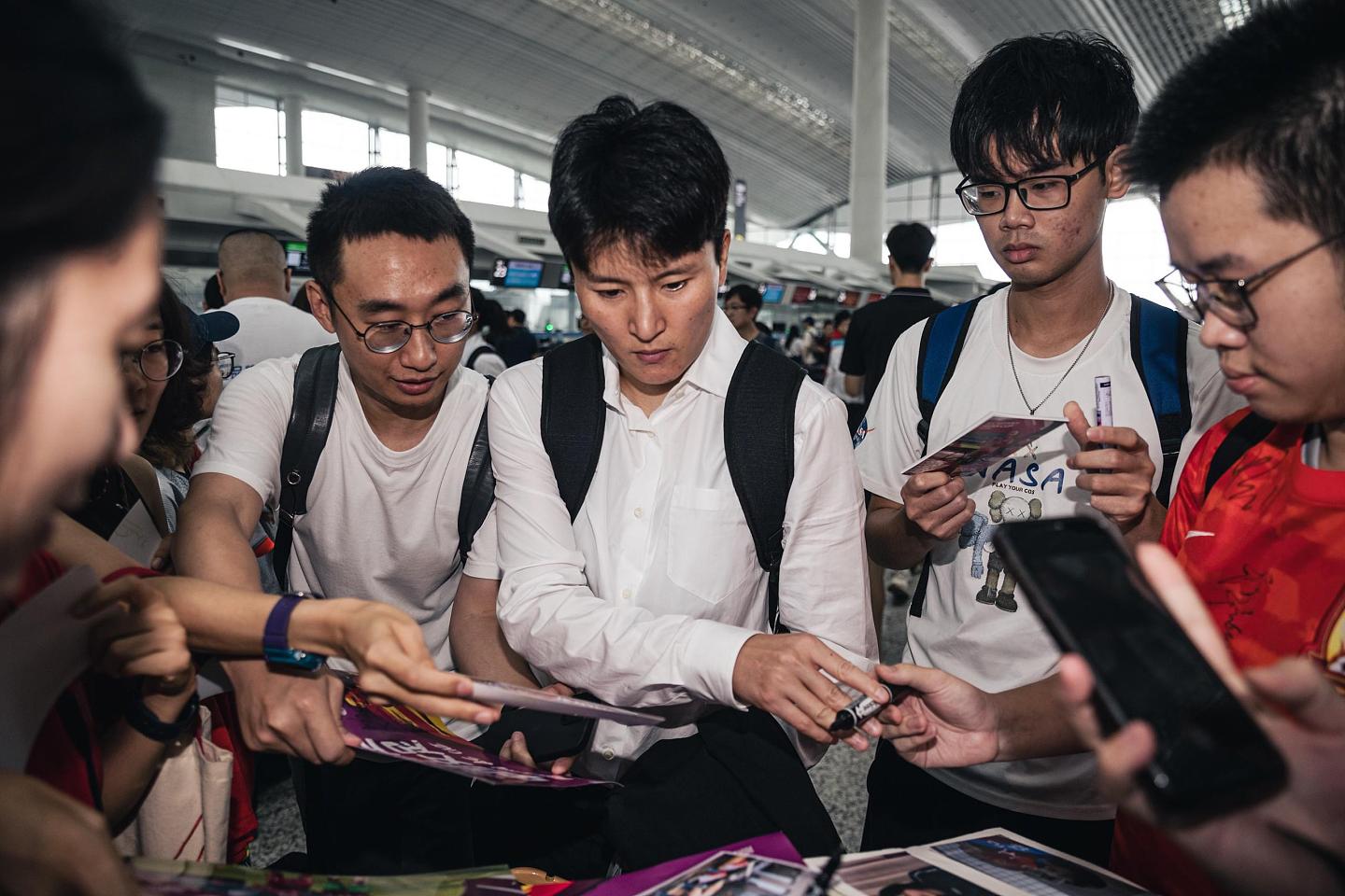 中国女足飞抵澳洲备战世界杯，华人及留学生在机场迎接（组图） - 8