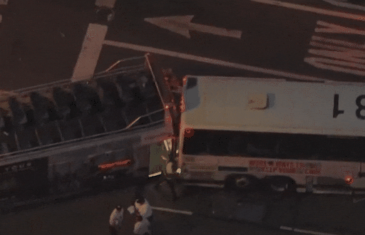 82人伤！旅游大巴撞双层公交，华人被担架抬走...（视频/组图） - 13