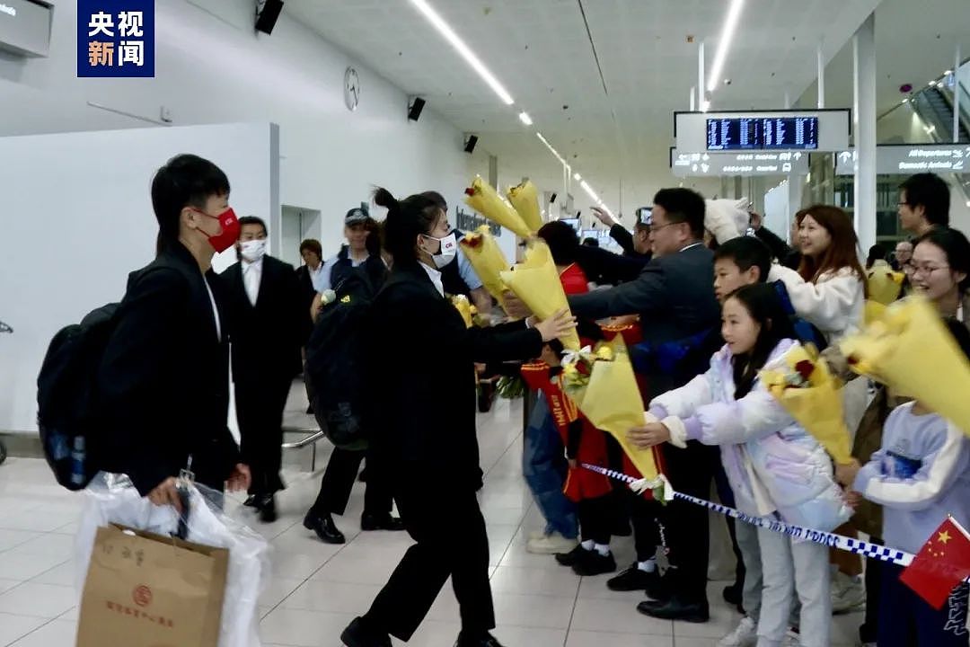 中国女足飞抵澳洲备战世界杯，华人及留学生在机场迎接（组图） - 2