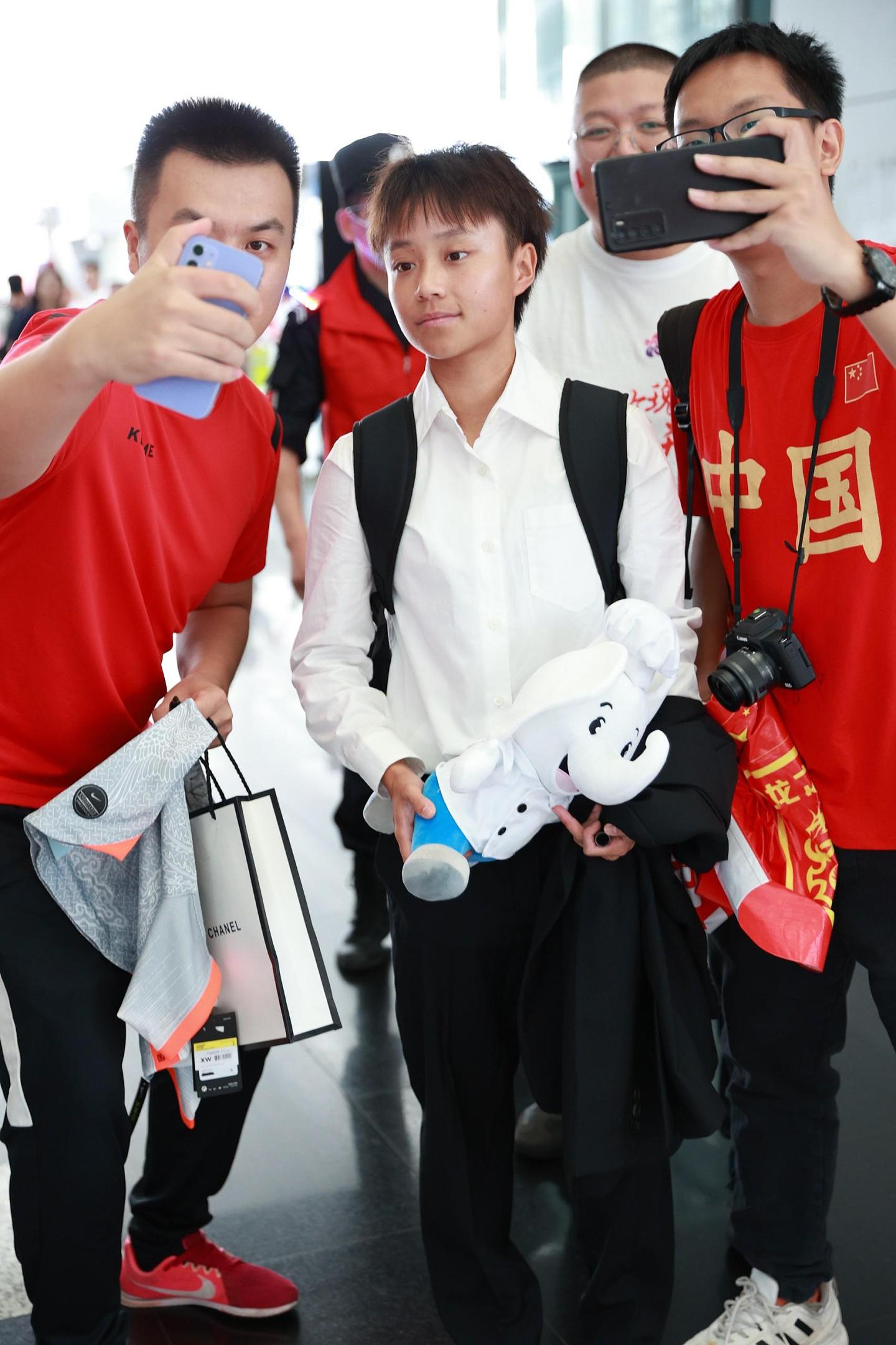 中国女足飞抵澳洲备战世界杯，华人及留学生在机场迎接（组图） - 6