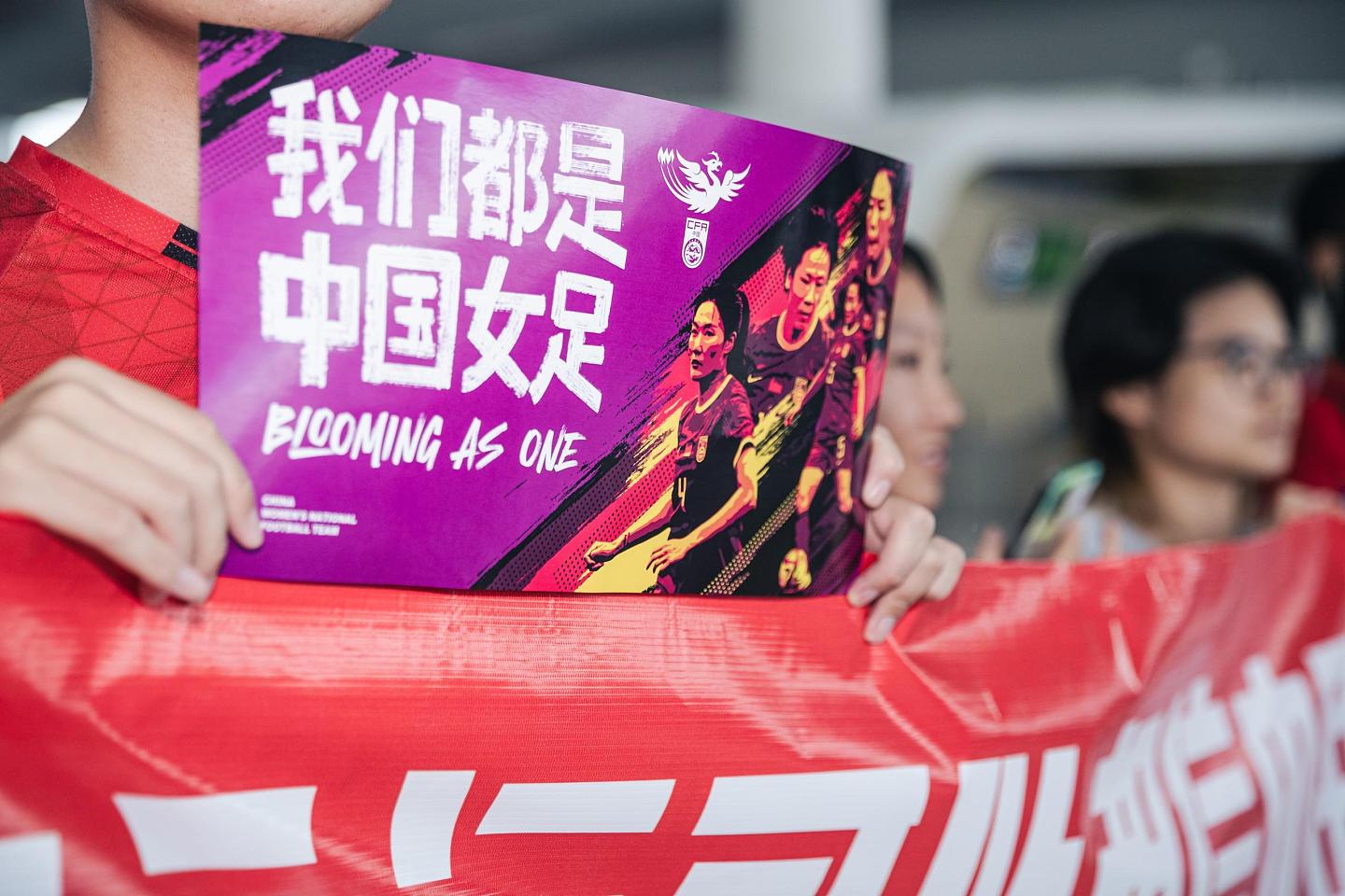 中国女足飞抵澳洲备战世界杯，华人及留学生在机场迎接（组图） - 3