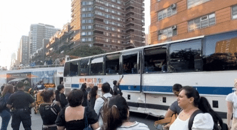 82人伤！旅游大巴撞双层公交，华人被担架抬走...（视频/组图） - 9