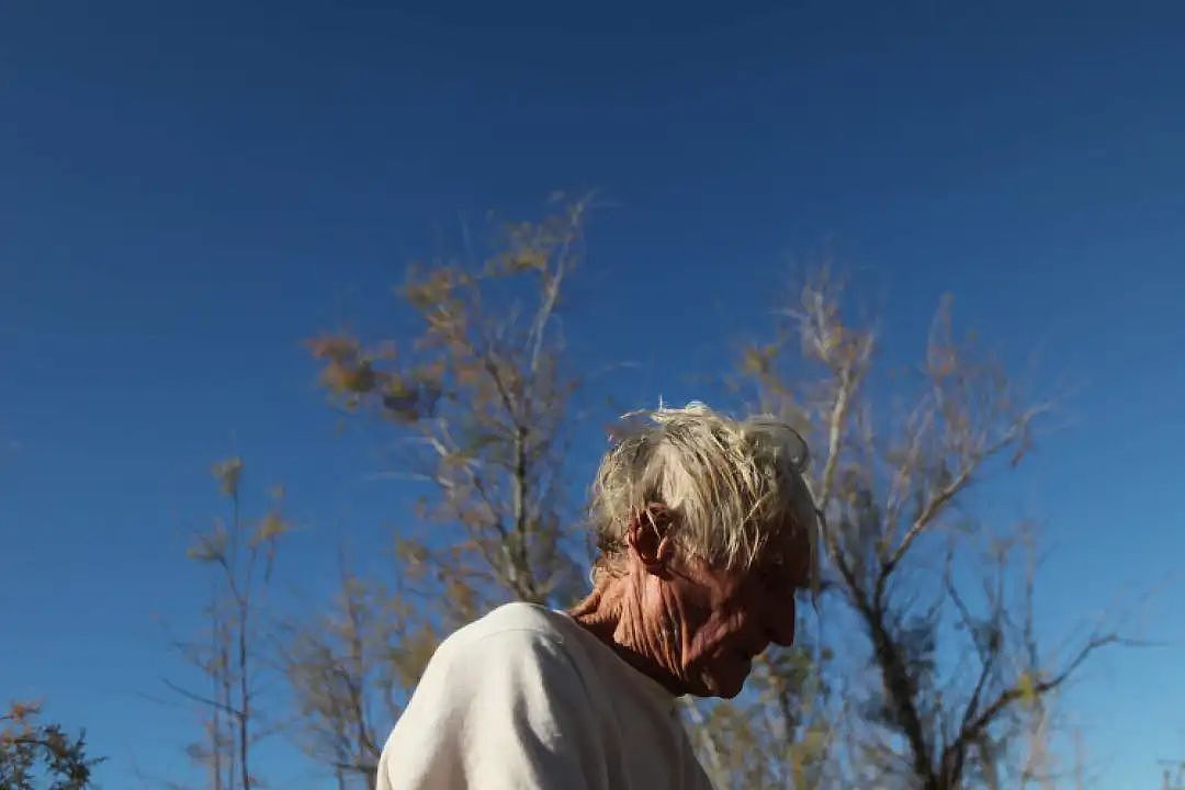 他隐居沙漠28年，无儿无女一生孤独，死后“坟头”被女团拍成MV...（组图） - 48