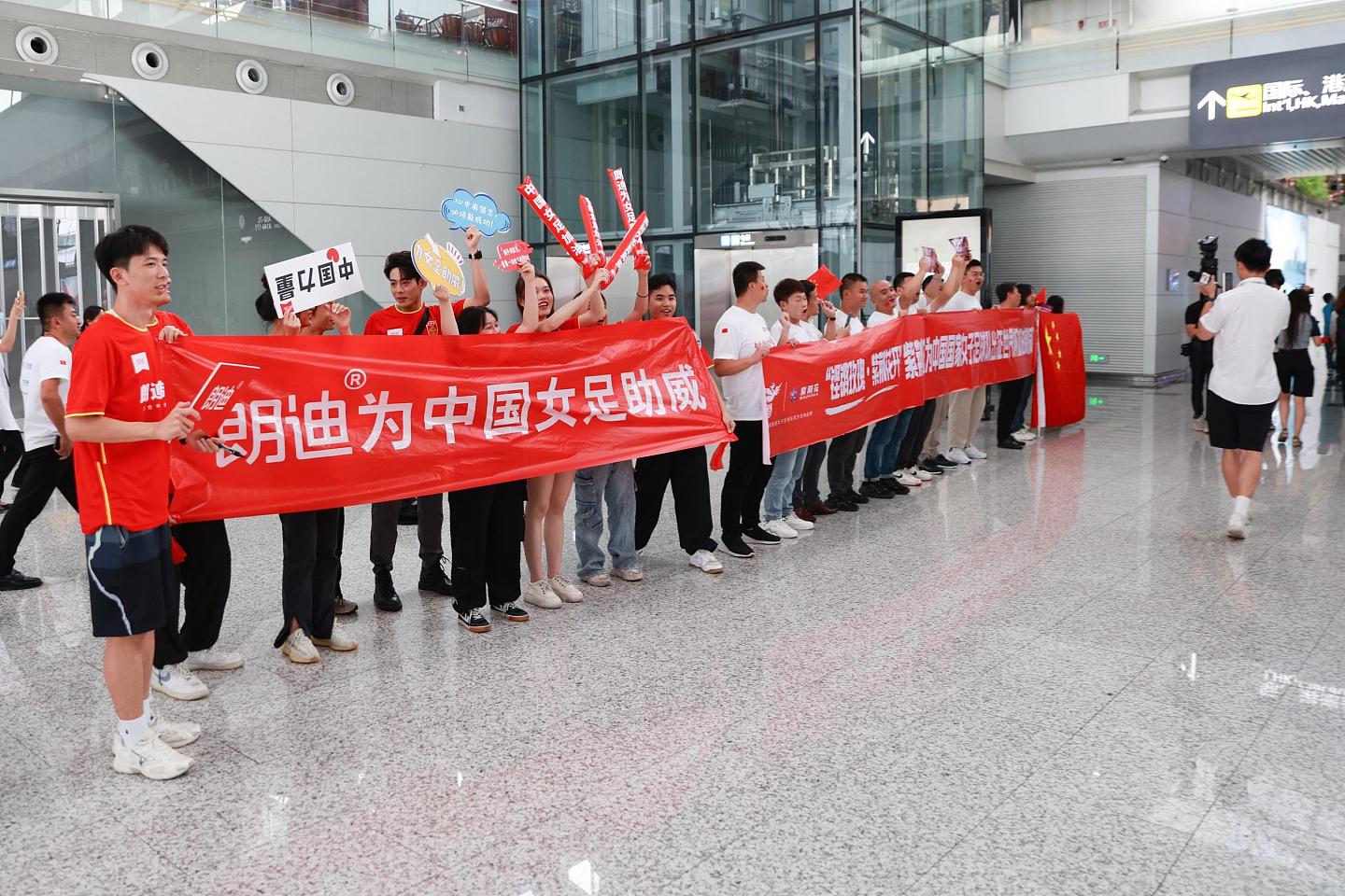 中国女足飞抵澳洲备战世界杯，华人及留学生在机场迎接（组图） - 4