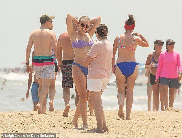 80岁拜登罕见到公共海滩享日光浴，亮出了大肚腩，22岁孙女陪伴（组图） - 5