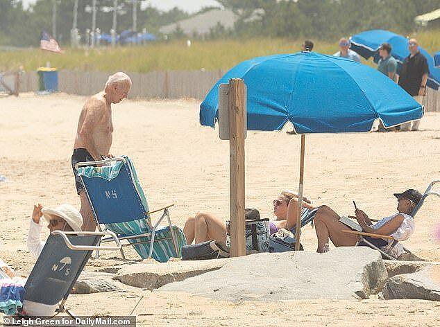 80岁拜登罕见到公共海滩享日光浴，亮出了大肚腩，22岁孙女陪伴（组图） - 2