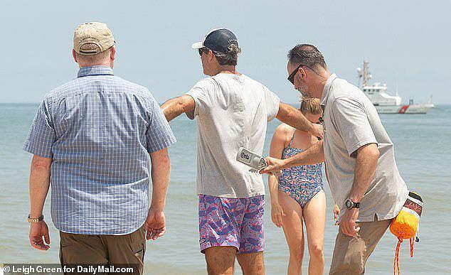 80岁拜登罕见到公共海滩享日光浴，亮出了大肚腩，22岁孙女陪伴（组图） - 1