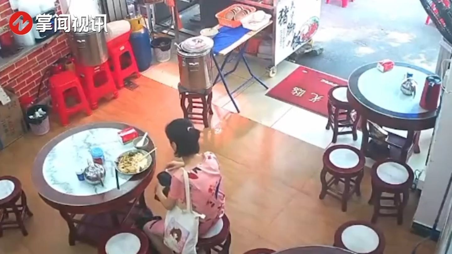 广州一餐馆汤煲遭陌生女子投放不明液体，网民：这算投毒吗？（组图） - 3