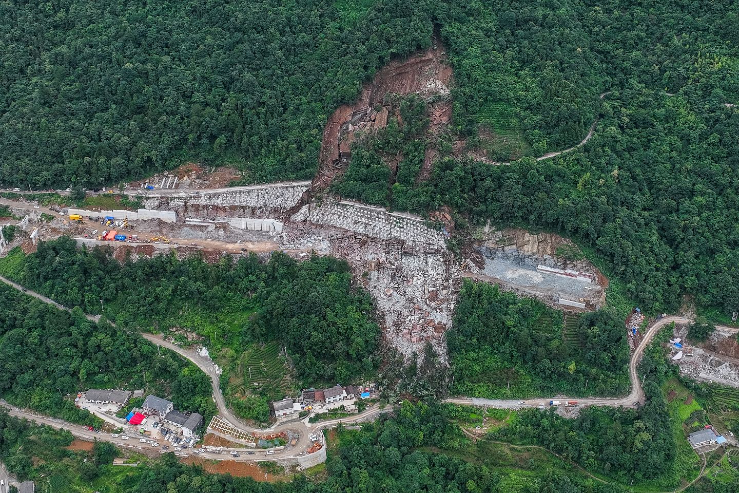 湖北五峰县山泥倾泻致1死6伤7人仍失踪，滑坡体达50万立方米（组图） - 2