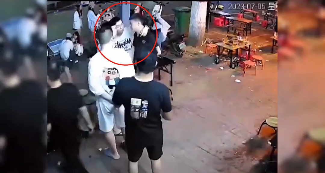“河南剪刀血案”完整视频流出：那个24岁白衣小伙，亲手断了自己的活路（组图） - 3