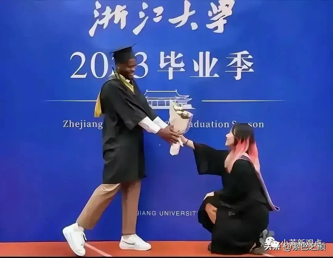 浙江大学毕业典礼惊现羞耻一幕：女生下跪向非裔男求婚，是什么让她放下尊严作秀（组图） - 1