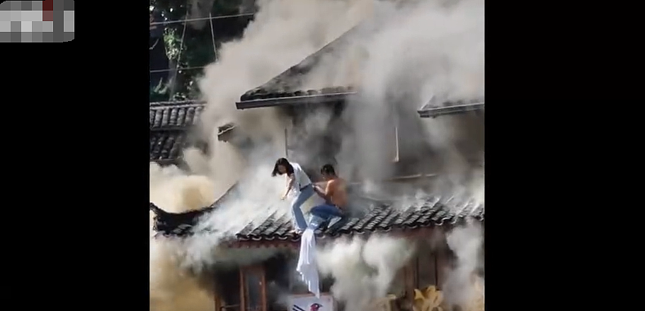 贵州千户苗寨突发大火，2名村民遇难！有人从三楼跳出，现场视频（组图） - 1