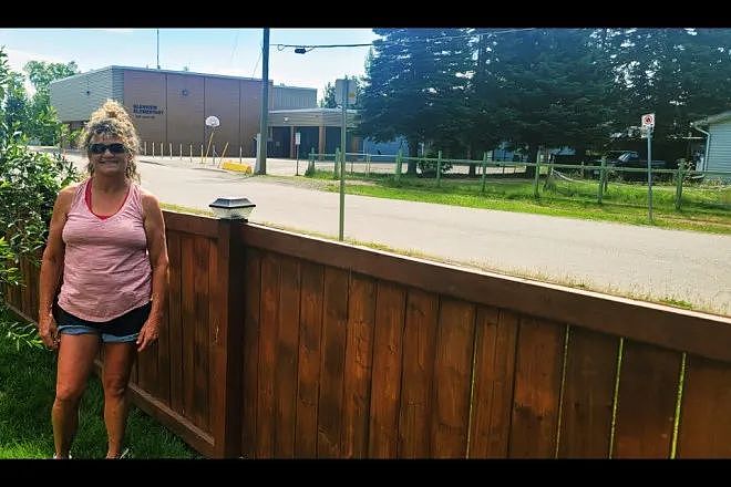 加拿大女子在自家后院裸体日光浴，被警察找上门 ！结局大反转（组图） - 1