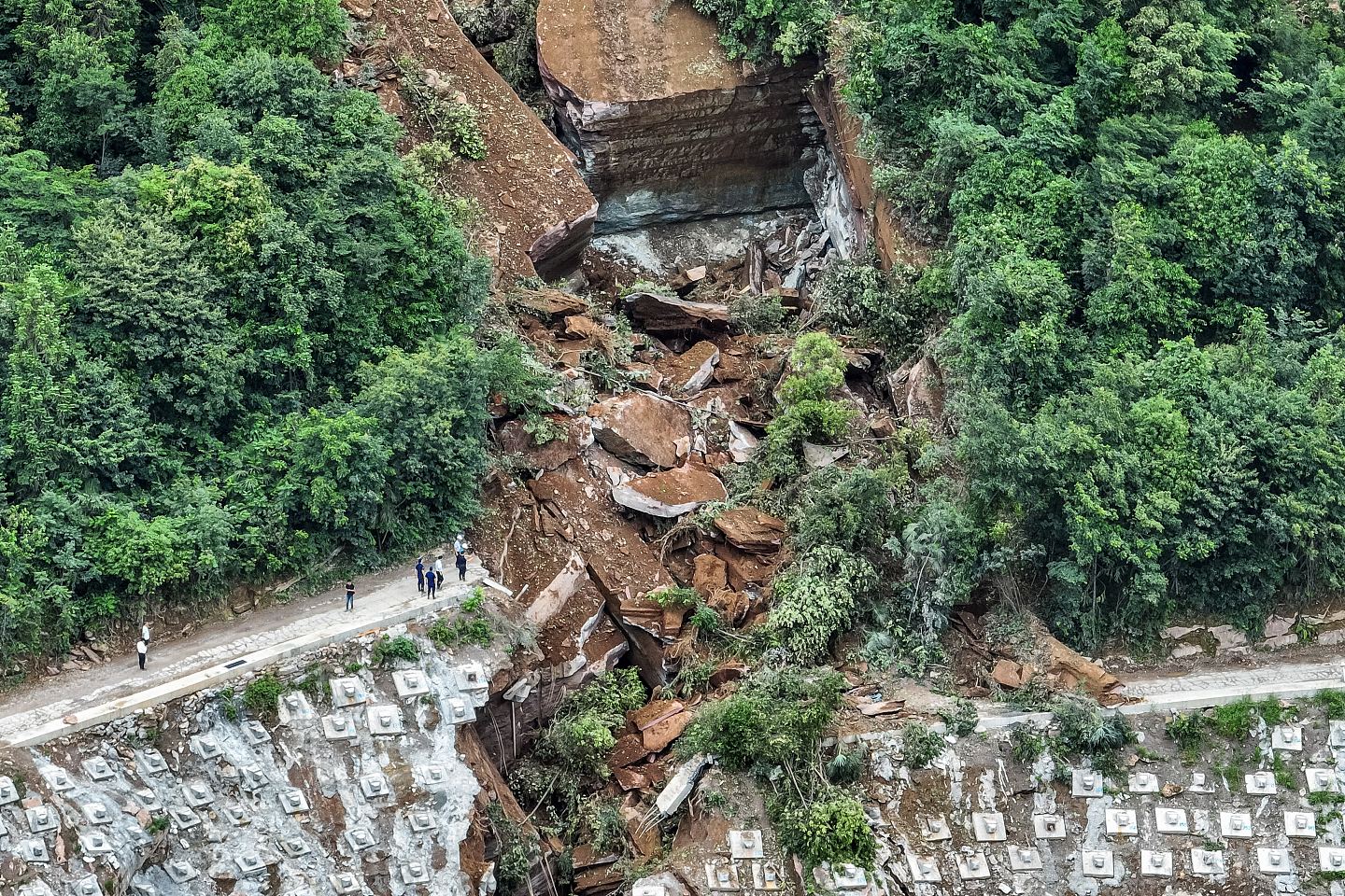 湖北五峰县山泥倾泻致1死6伤7人仍失踪，滑坡体达50万立方米（组图） - 4