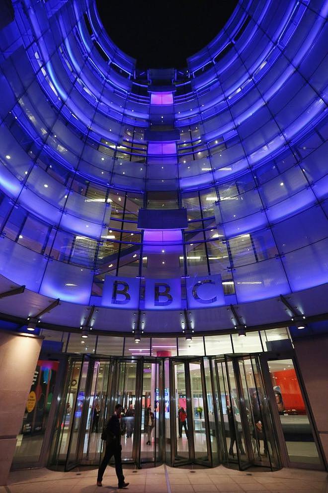 BBC著名主持人向青少年付33万元买露骨照片，孩子用钱来吸毒（组图） - 3