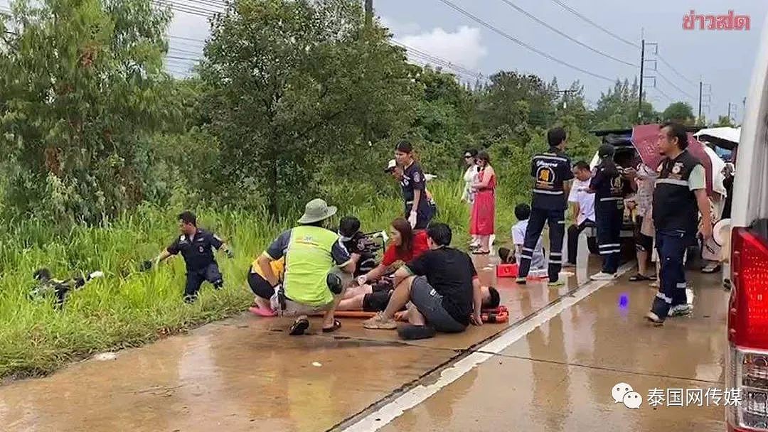 泰国满载中国游客大巴翻车致27伤！4人被困车内，然而，一群“泰黑派”却在说风凉话....（组图） - 4