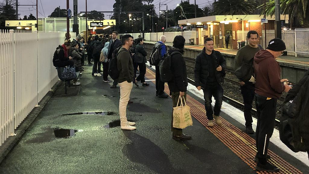交通混乱，今早墨尔本Ringwood火车撞死人，公车突发大火，警方：原因尚不确定（组图） - 2