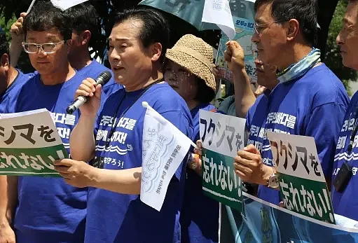 韩议员岸田官邸外抗议核污染水排海，被执政党批“丢人现眼到国际”（图） - 1