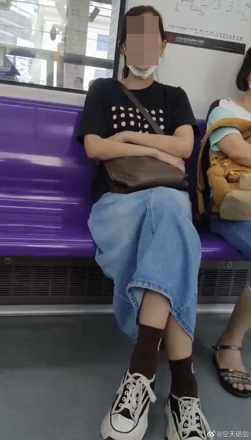 上海地铁女子辱华：称看穿“中国人恶心”！被乘客男锁喉压制（视频/组图） - 3