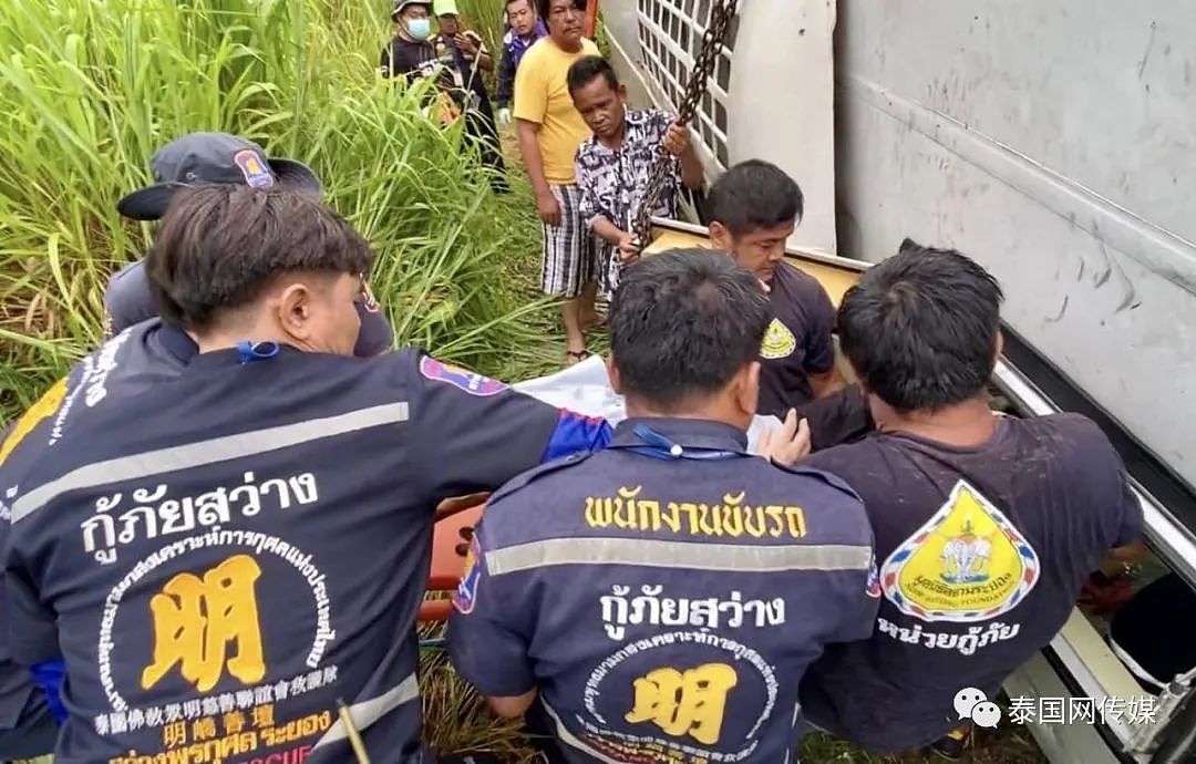 泰国满载中国游客大巴翻车致27伤！4人被困车内，然而，一群“泰黑派”却在说风凉话....（组图） - 10
