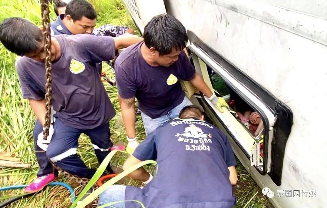泰国满载中国游客大巴翻车致27伤，4人被困车内！然而，一群“泰黑派”却在说风凉话....（组图） - 11