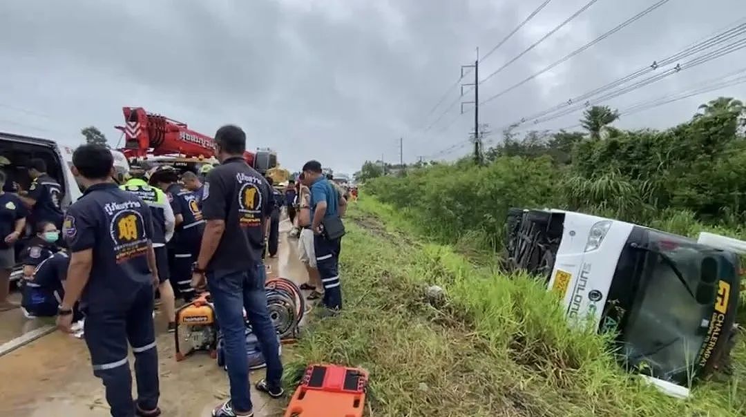 泰国满载中国游客大巴翻车致27伤！4人被困车内，然而，一群“泰黑派”却在说风凉话....（组图） - 22