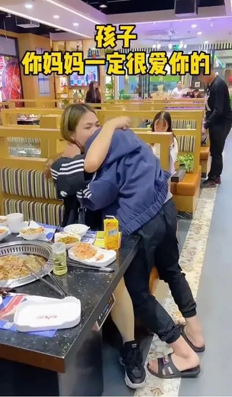 重庆男孩在饭店发现一位女子长得像妈妈， 走过去说： 我妈去世了， 能抱一下我吗（组图） - 3