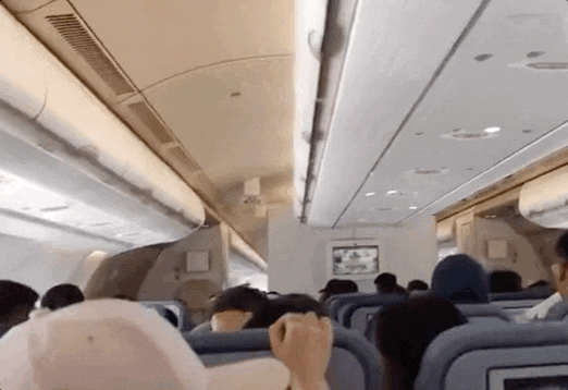 高空惊魂！空姐和乘客被抛上天花板，水瓶抱枕满天飞！亲历者讲述：以为死定了（组图） - 3