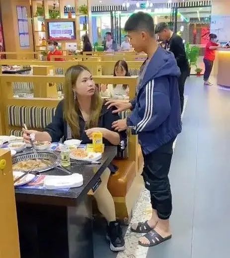 重庆男孩在饭店发现一位女子长得像妈妈， 走过去说： 我妈去世了， 能抱一下我吗（组图） - 2
