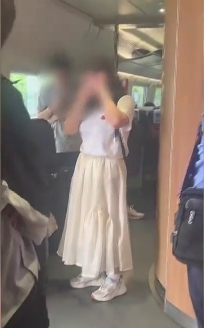 女子哭闹高铁20分钟要求“靠边”座位！乘客让座反被指侮辱（组图） - 5