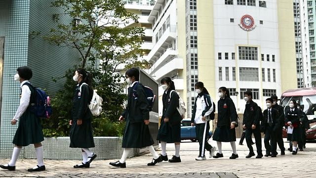 大量中学生举家移民澳英加！香港移民潮叠加退学潮，挣扎中的家长与“寒冬”里的学校（组图） - 3