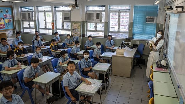 大量中学生举家移民澳英加！香港移民潮叠加退学潮，挣扎中的家长与“寒冬”里的学校（组图） - 7