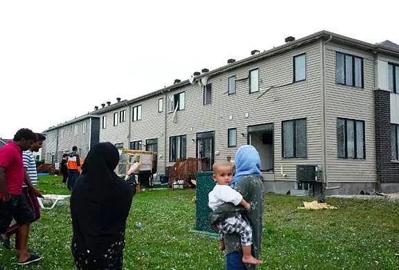 华人亲历！加拿大龙卷风屠城，125民宅被撕裂，屋顶残骸满天飞（组图） - 17