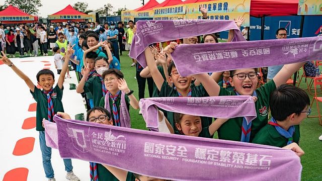 大量中学生举家移民澳英加！香港移民潮叠加退学潮，挣扎中的家长与“寒冬”里的学校（组图） - 4