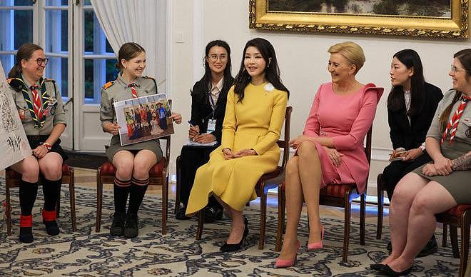 韩国总统太太跟波兰第一夫人同框，身形反差鲜明，逛大牌店惹争议（组图） - 2