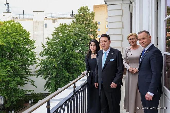 韩国总统太太跟波兰第一夫人同框，身形反差鲜明，逛大牌店惹争议（组图） - 1