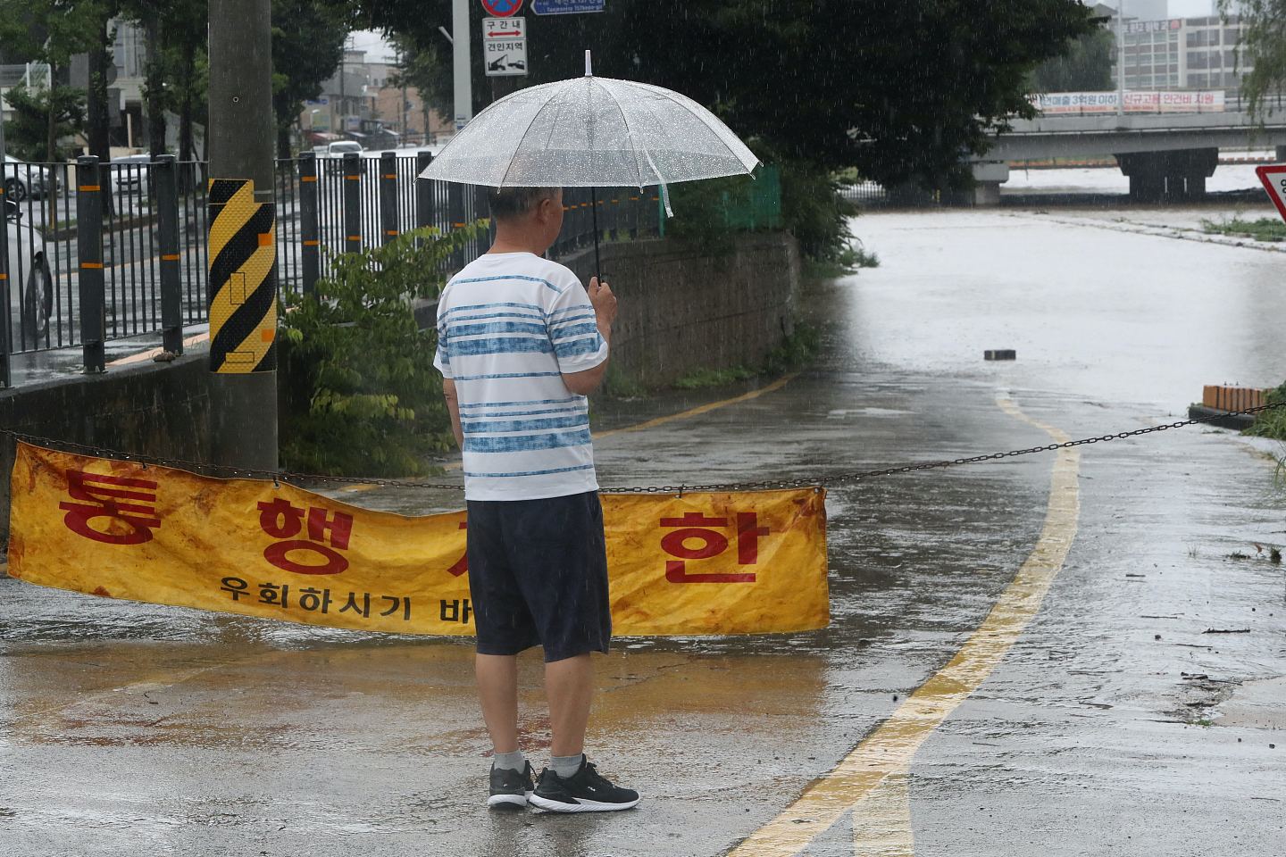 韩国暴雨成灾山泥倾泻洪水泛滥，至少7死伤3失踪，逾1500人疏散（组图） - 7