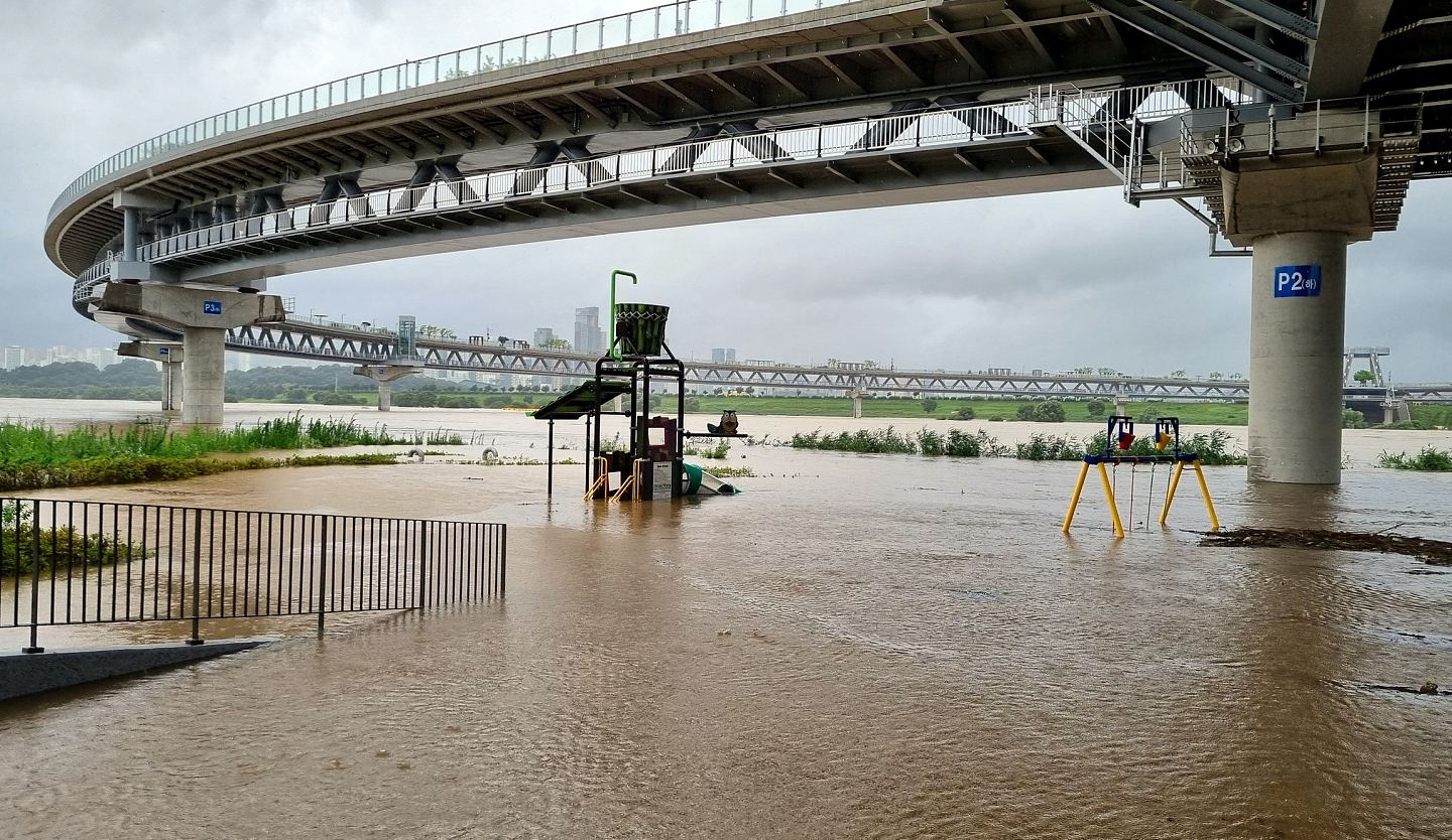 韩国暴雨成灾山泥倾泻洪水泛滥，至少7死伤3失踪，逾1500人疏散（组图） - 4