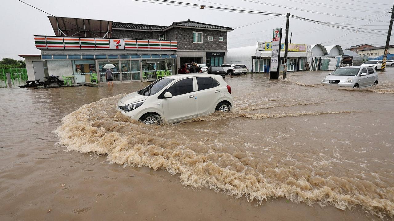 韩国暴雨成灾山泥倾泻洪水泛滥，至少7死伤3失踪，逾1500人疏散（组图） - 1