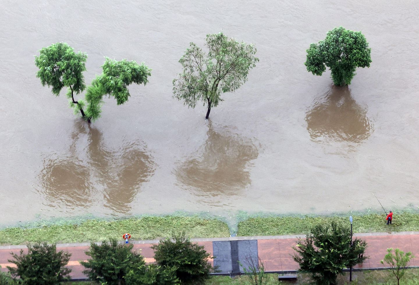 韩国暴雨成灾山泥倾泻洪水泛滥，至少7死伤3失踪，逾1500人疏散（组图） - 2