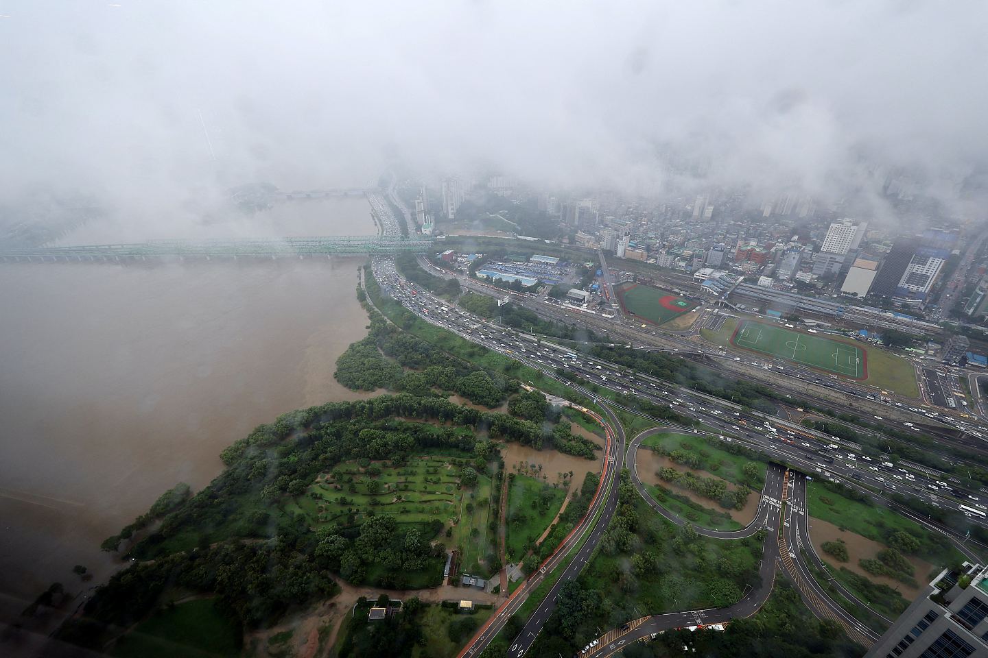 韩国暴雨成灾山泥倾泻洪水泛滥，至少7死伤3失踪，逾1500人疏散（组图） - 3