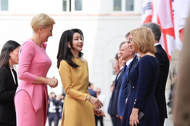 韩国总统太太跟波兰第一夫人同框，身形反差鲜明，逛大牌店惹争议（组图） - 4