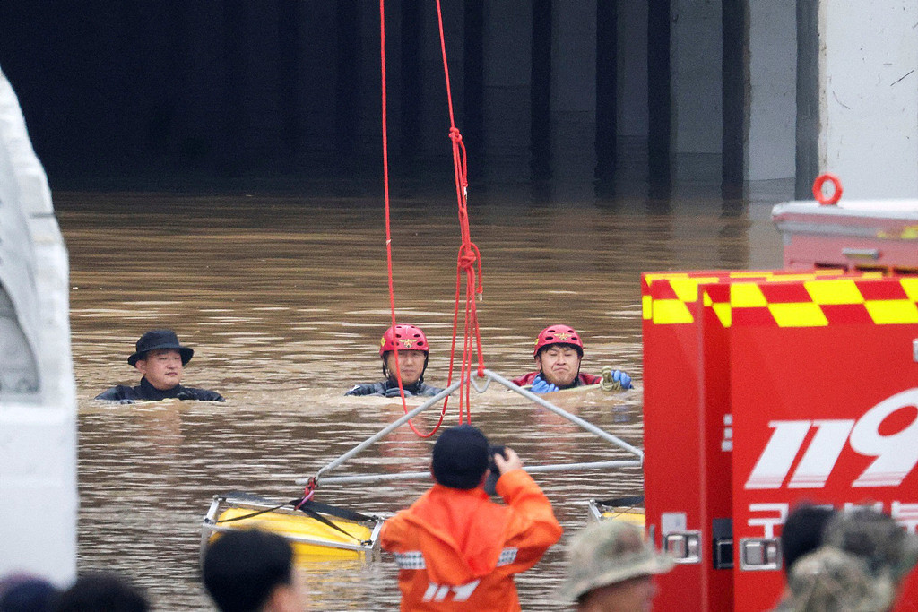 韩国暴雨“淹没隧道”！公车灭顶夺5命，最后画面曝光（视频/组图） - 2