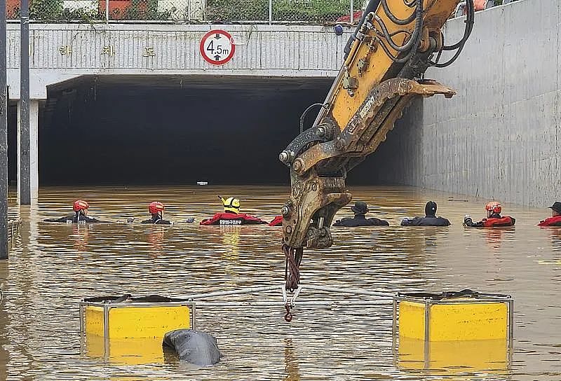 地下车道被淹，已发现8具遗体，还有一辆公交车被困！韩国暴雨已致35人死亡（组图） - 6