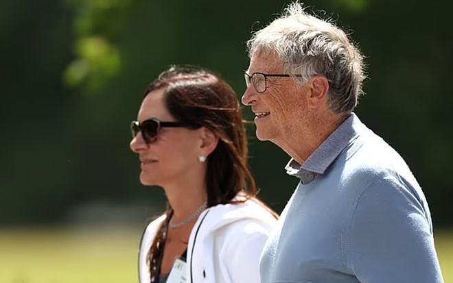 67岁比尔·盖茨与女友现身亿万富翁夏令营，一起听扎克伯格演讲（组图） - 1